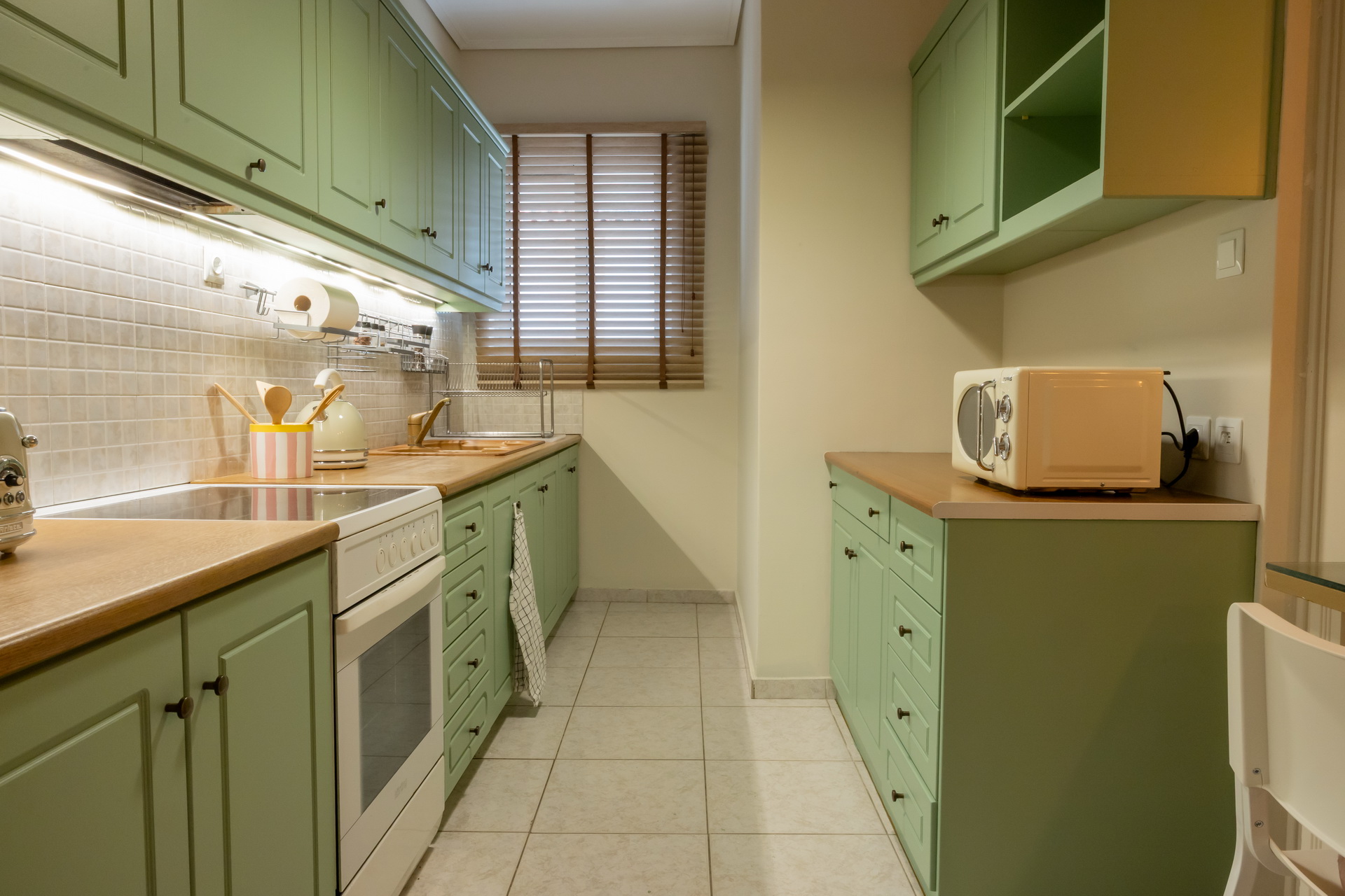 The kitchen with oven, hob and microwave